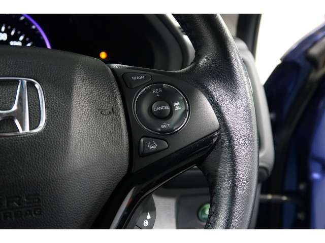 Hondaセンシングの機能のひとつ、アダプティブクルーズコントロール付！アクセルから足を離しても設定したスピードと前車との車間を保ち走行してくれます！車線維持もアシスト☆高速道路で疲労軽減ですね☆
