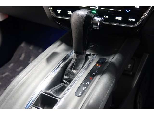 扱いやすい位置に配置されたフロアオートマチックです☆CVTを採用で滑らかでスムーズな走りが楽しめますよ♪