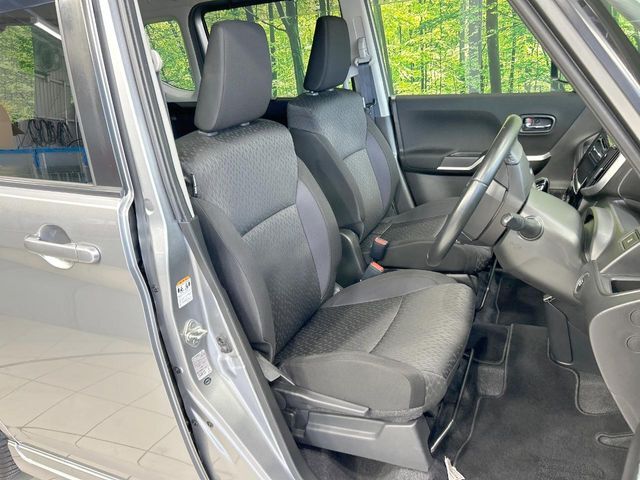 運転席まわりには十分なスペースがあり、大柄な方でもゆったり運転していただける環境です。