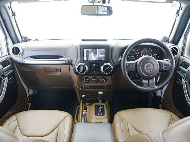 JEEP特有の遊び心溢れるインテリアはドライバーの感情を高揚させてくれます♪是非一度、ご体感下さい！！