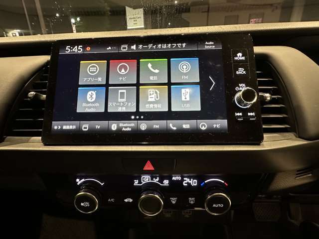 リアカメラ付きで車庫入れも安心。