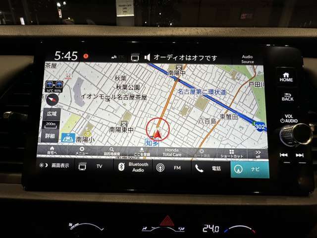 リアカメラ付きで車庫入れも安心。