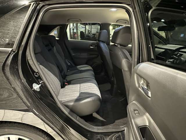 後席の足元広々。