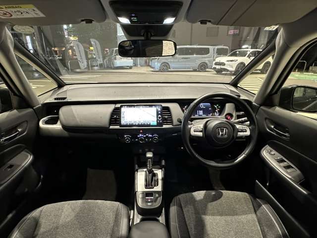 ブラック基調の内装。