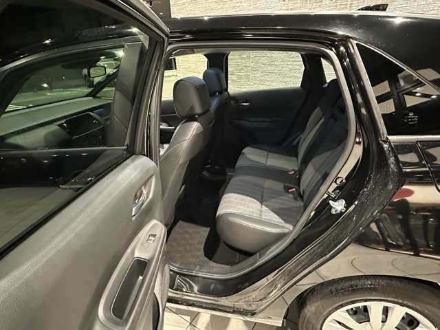 後席の足元広々。