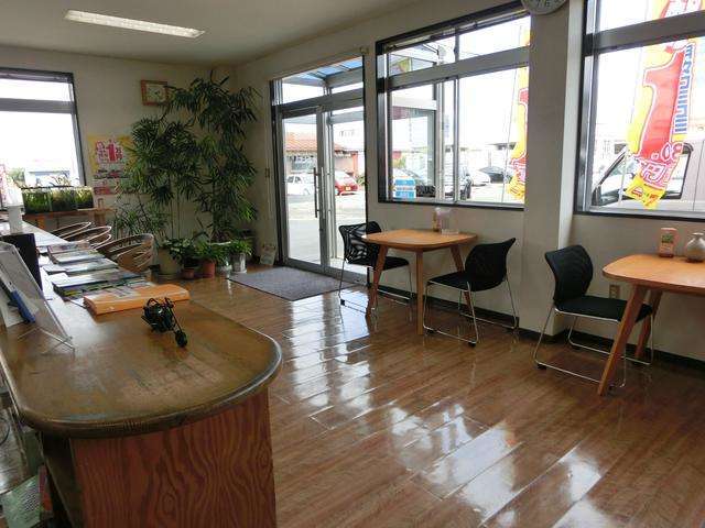 【本社（有）くるまや】の店内です♪車の展示は2ヵ所【本社とパル】にて行っております。本社は主に商用車系を展示しております♪パルでは乗用車をメインに展示しております♪