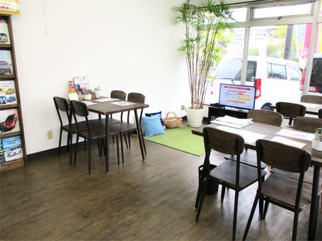 別店舗「展示場　ワールドスペースPAL（パル）」の店内です♪ワールドスペースPALの店内にはクルマだけじゃなく色々な情報盛り沢山です！お気軽にお立ち寄りください（＾＾♪