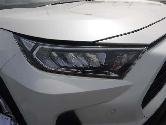 ○暗い夜道も明るく照らします○LEDヘッドライト装着車Σ(・ω・ノ)ノ！　夜間のドライブも安心ですね♪消費電力が少なくて明るいなんて、◎です（＾＾）