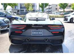 ディーラー車　左ハンドル　外装色NERO　禁煙車　年式2022年式　初度登録年月　令和4年9月　走行距離3539km　付属品　新車保証書　整備手帳　車両用取扱説明書　ナビゲーション用取扱説明書　スペアキー