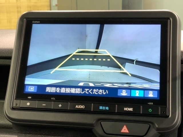 リバースギアに入れるだけで後方の表示へ切り替わります。夜間や雨の日の駐車も楽になりますよ。