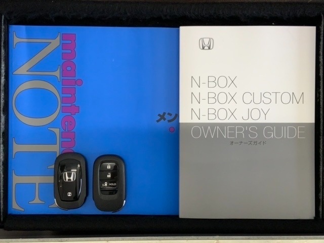 スマートキーは鍵をバッグに入れたままでもドアロックの開閉やエンジンのON・OFFができます。夜間や雨の日も鍵を探さなくて良いので便利です。