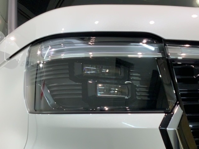 LEDヘッドライトは、点灯の瞬間から最大光量を発揮し、突然暗くなるトンネルなどでの安定感を高めます。