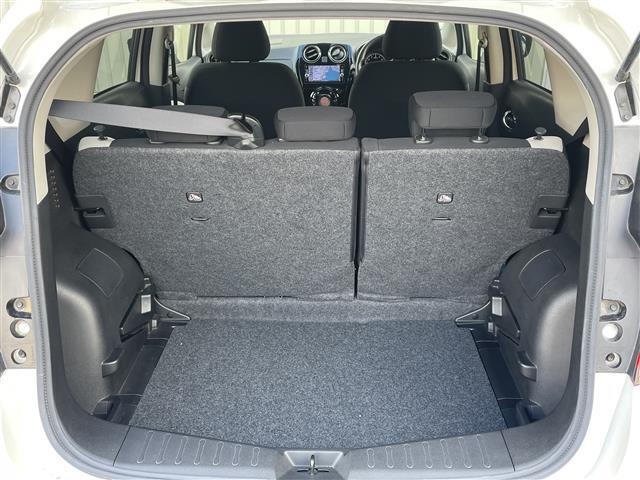 【トランク】積み込みやすくて、たっぷり積める荷室です。シートアレンジできるものは、乗車人数と荷物の量や大きさによってシートを動かすことができるので、より快適なドライブが可能です！