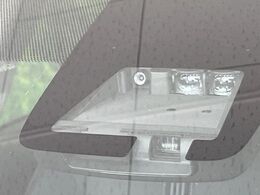 【トヨタセーフティセンス】走行中に前方の車両等を認識し、衝突しそうな時は警報とブレーキで衝突回避と被害軽減をアシスト。より安全にドライブをお楽しみいただけます。