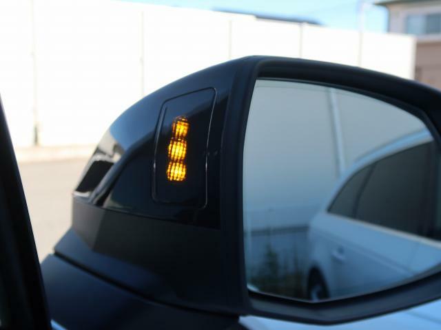 ●アウディサイドアシスト『後方の死角を並走する車両を検知しドアミラーの内側のLEDが点灯。ドライバーに注意を促し事故を未然に防ぐシステムです。』