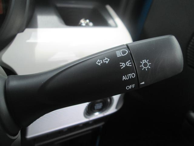 ライトのスイッチをAUTOに設定すると、周囲の暗さに応じてスモールランプ、ヘッドランプのON/OFFを自動で調整します