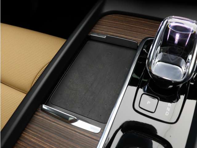 対応機種のスマートフォンを、トンネルコンソールの下のラバープレートに置いておくだけで充電可能。センターディスプレイの機能ビューを使用して、充電プレートのオンとオフを切り替えることができます。
