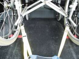 前側の電動ウィンチ＋後ろ側の固定ベルトの組み合わせで、車いすをしっかり固定します。