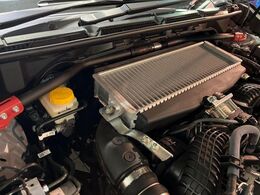 【STIタワーバー】お車の剛性を高めるタワーバーを装備。よりスムーズなコーナリング走行が可能となり、走りも楽しめます。