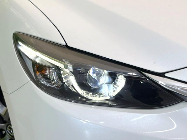 【LEDヘッドライト】悪天候や夜間走行時も良好な視界を確保し安心して運転できる高輝度LEDヘッドライトを装備！点灯速度が早く、消費電力も抑えられています。