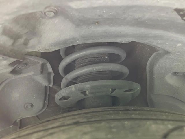 お車を安心してお乗りいただく為には、足回りの定期点検が欠かせません。サービスサポート（有償保証）では無料点検もご提供しており、安心のカーライフをお過ごしいただけるサポート体制が整っています。