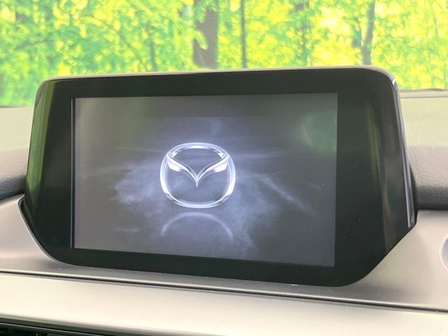 【8.8インチマツダコネクト】車内の雰囲気にマッチした大型のディスプレイ。スマホ接続でのナビ使用やBluetooth再生等、様々な機能が楽しめます。直感的なダイヤル操作が可能で、使い勝手も良好です。