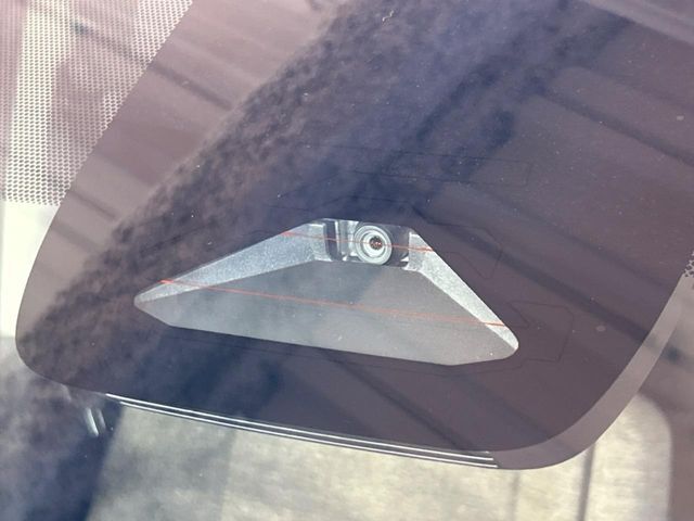 【トヨタセーフティセンス】走行中に前方の車両等を認識し、衝突しそうな時は警報とブレーキで衝突回避と被害軽減をアシスト。より安全にドライブをお楽しみいただけます。