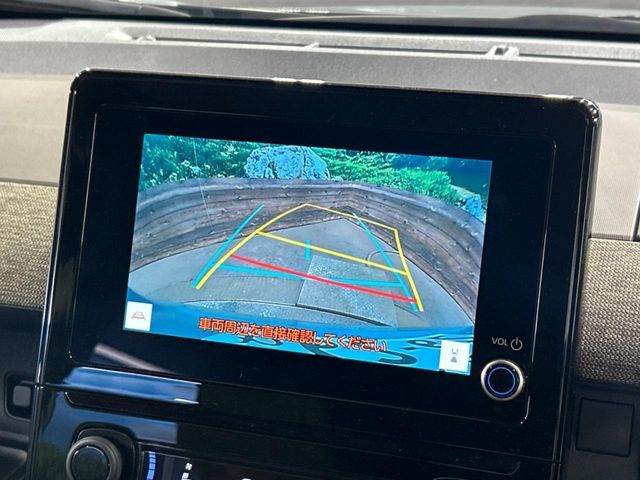 【バックカメラ】駐車時に後方がリアルタイム映像で確認できます。大型商業施設や立体駐車場での駐車時や、夜間のバック時に大活躍！運転スキルに関わらず、今や必須となった装備のひとつです！