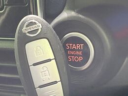 【インテリジェントキー】カバンやポケットに入れたままでもドアの施錠・解錠が可能なスマートキーを装備。エンジンのオン・オフ時もカギを取り出す必要が無いからとっても便利です♪