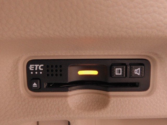 ETC車載器装備が装備されています。セットアップ(費用別途)後にお渡ししとなります。　最新の「ETC2.0」に対応した機種などをご希望の際(別途費用必要)にはお気軽にお問い合わせください。