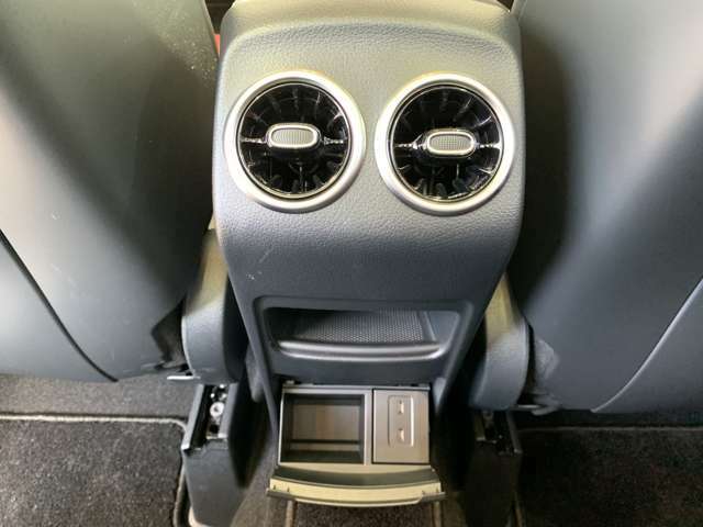 ◆クライメートコントロール（左右独立調整）◆運転席・助手席で独立して温度設定が可能。室温や外気温に応じて、設定した温度と風量を自動的に調整。後席中央にも送風口あり。
