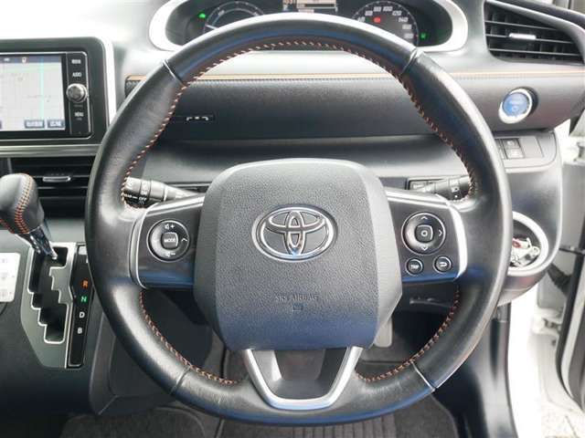 ハンドル(左側のスイッチでオーディオが、右側のスイッチでメーターが操作できます)