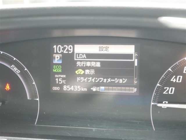 車線逸脱警報などの機能がメーターで操作できます。