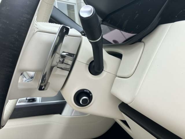 【電動コラム】シートメモリーと合わせて使用すると複数人運転する場合は、お好きなポジションを記憶する事ができます。細かな調節も可能なため、ストレスなく運転が出来ます。