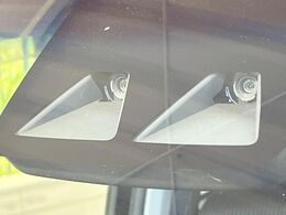 【スマートアシスト】走行中に前方の車両等を認識し、衝突しそうな時は警報とブレーキで衝突回避と被害軽減をアシスト。より安全にドライブをお楽しみいただけます。
