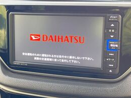 【純正ナビ】人気の純正ナビを装備しております。ナビの使いやすさはもちろん、オーディオ機能も充実！キャンプや旅行はもちろん、通勤や買い物など普段のドライブも楽しくなるはず♪