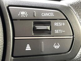 【アダプティブハイビーム】遠くまで明るく照らすハイビームを先行車や対向車に照射しない様、自動で調整！毎回手動で切り替える必要がなく、夜間走行時のストレスも軽減。安全性向上にも寄与します。