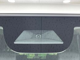 【ホンダセンシング】走行中に前方の車両等を認識し、衝突しそうな時は警報とブレーキで衝突回避と被害軽減をアシスト。より安全にドライブをお楽しみいただけます。