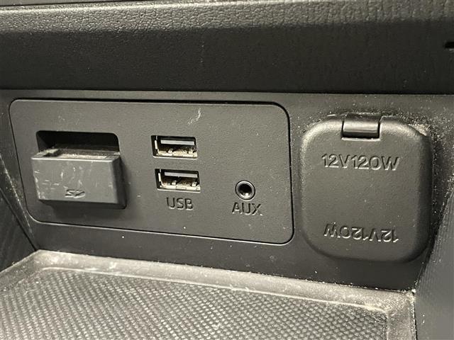 【USB端子】USB接続もついていますので携帯などの電子機器の充電にも使えて便利です♪