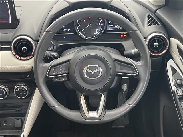 【純正革巻きステアリング】上質な革を使用することで、手にしっかり馴染み運転しやすい素晴らしいハンドルです。