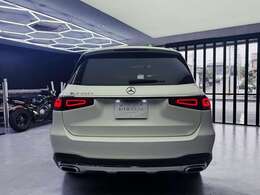 力強いトルクと高い静粛性、優れた燃費性能を両立。余裕ある走りを実現。大人7人が快適に過ごせるゆとりの室内空間。家族旅行や長距離ドライブにも最適なお車です。