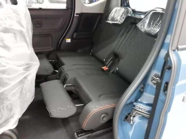 当店では専任のメカニックが大切なお客様のお車を一台一台丁寧に整備いたします。自社認証工場にてリフトアップし下回りまでキッチリ検査いたします。