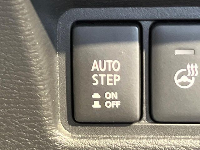 【電動サイドステップ】車高の高いお車でも、これがあれば小さいお子様の乗り降りも楽々♪スライドドアと連動して作動する為、煩わしい操作は不要です！