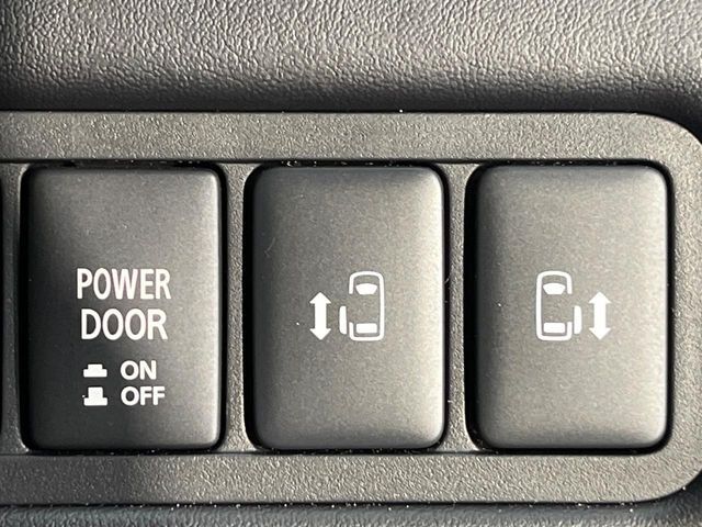 【両側パワースライドドア】スマートキーや運転席のスイッチで後席両側スライドドアの開閉が可能♪電動だから力を入れてドアを開ける必要が無く、小さなお子様でも簡単に開け閉めでき快適です♪
