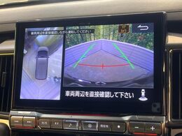 【マルチテレインモニター】車のフロントやサイドのカメラ画像を同時にモニター表示することで、悪路や狭い道を走行時でも周囲の状況確認ができ安心！本格SUVにうれしい装備です♪