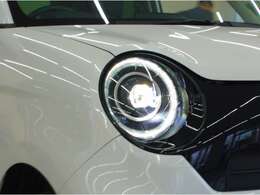 明るいLEDライトで夜間や悪天候、トンネル内でも良好な視界を確保でき安全運転に貢献します。