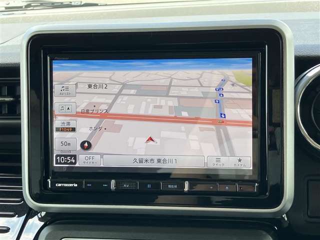 ナビ付きです。目的地を設定すれば、初めての場所でも簡単に行くことが出来ます。（音楽だって聴けちゃいます。）今や欠かせないアイテムですね。カーナビと共に楽しいカーライフを送って下さい（＾0＾）
