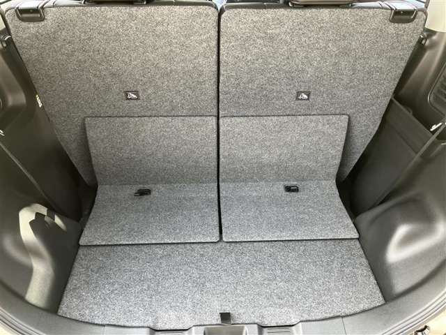 シートを立てた状態でもお荷物を置くことが出来ます♪