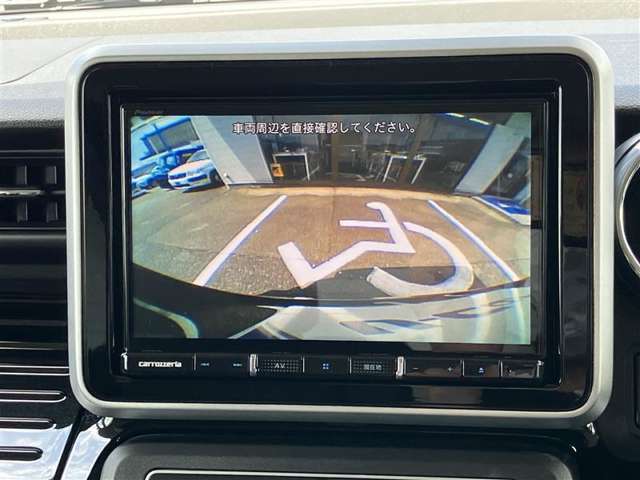 バックカメラ機能付きです！バックする際に後方の様子をカーナビのモニター上に表示してくれます。運転席にいながら、後方が確認できるので、バック駐車が、スムーズに行えます！