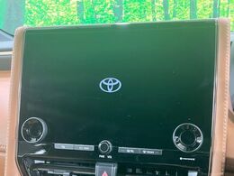 【14インチディスプレイオーディオ】画面内にオーディオ操作はもちろん、空調の調整機能なども盛り込んだ多機能なディスプレイオーディオです！スマートフォン連携はもちろん、車載ナビもお使いいただけます♪